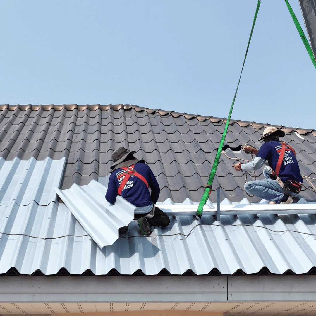 ทีมช่าง Q-Chang ติดตั้งแผ่นเมทัลชีท Top Up Roof พร้อมอุปกรณ์เซฟตี้