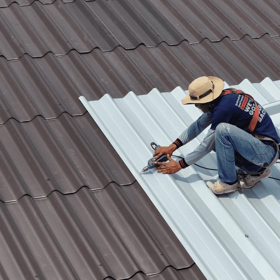ช่างขันยึดแผ่นเมทัลชีท Top Up Roof ระยะใกล้