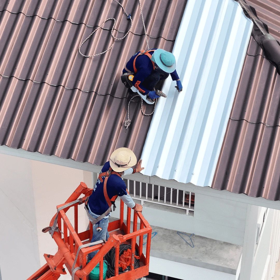 ช่างขึ้นทำงานที่สูงด้วยรถกระเช้าติดตั้ง Top Up Roof