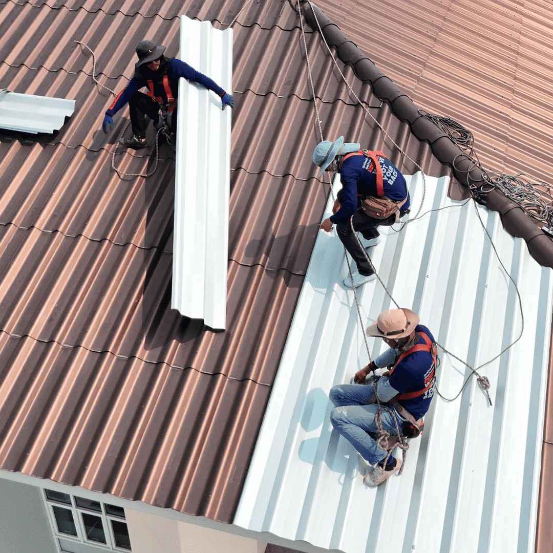 ทีมช่างปูแผ่นเมทัลชีท Top Up Roof ทับหลังคาเดิม